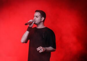 ببینید | عطسه محسن یگانه وسط اجرای آهنگ در کنسرت!