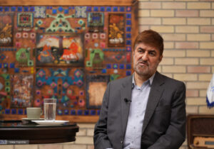 علی مطهری: حالا که هم خانم‌ها هر طور بخواهند بیرون می‌آیند و هم مشروبات الکلی پیدا می‌شوند، چه بهانه ‌ای برای اعتراض دارند؟