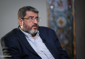فواد ایزدی: جمهوری اسلامی اپوزیسیون ندارد؛ خارج نشین‌ها مزدورند/ اگر ایران دست ترامپ و نتانیاهو بیافتد، سوریه می‌شود