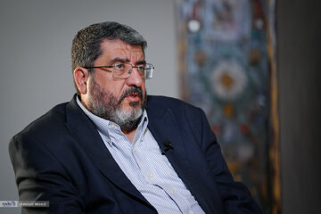 فواد ایزدی: جمهوری اسلامی اپوزیسیون ندارد؛ خارج نشین‌ها مزدورند/ اگر ایران دست ترامپ و نتانیاهو بیافتد، سوریه می‌شود