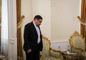 حمایت شمخانی از عراقچی: او مورد اعتماد سطوح عالی تصمیم گیری و نهادهای نظامی و اطلاعاتی است/ نیروهای مسلح از هیچ تلاشی برای منافع ملی دریغ نمی‌کنند