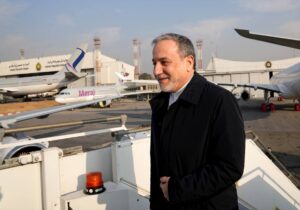 ببینید |  عزیمت عراقچی و هیئت مذاکره کننده ایران به سمت محل مذاکرات در مسقط