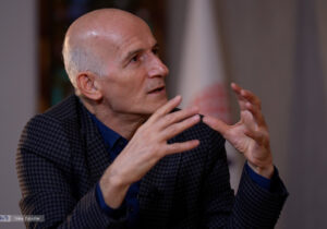 تحلیل جامعه شناسی مقصود فراستخواه از ریشه های اعتراضات دی ماه ۱۴۰۴؛ جامعه از مراحل «شکوه» و «مویه» عبور کرده و در وضعیت «تروما» و «پرخاش» قرار دارد