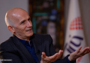 روایت یک جامعه‌شناس از بحران معنا در جامعه ایران/ فراستخواه: داستان‌های «مدرنیته»، «انقلاب» و «اصلاحات» کارکرد خود را از دست داده‌اند