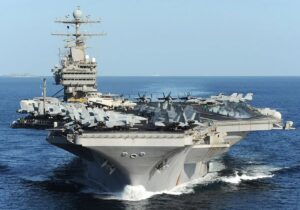 ببینید | تصاویر جدید سنتکام از عرشه ناو ابراهام لینکلن