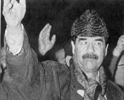 عکس/ صدام حسین در حال نماز خواندن در خانه‌ای در بغداد؛ سال ۱۳۶۹