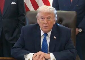 ترامپ: با ایران مذاکره می‌کنیم