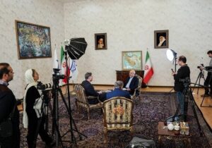 تمجید رسانه سازمان تبلیغات اسلامی از قالیباف: وسطِ مصاحبه با بازجو خبرنگار سی‌ان‌ان، تبلت را به مثابه یک «سلاح» و «خاکریز» بیرون آورد؛ مثل یک فرمانده!