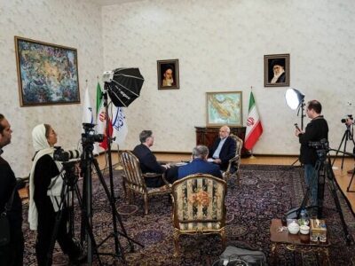 تمجید رسانه سازمان تبلیغات اسلامی از قالیباف: وسطِ مصاحبه با بازجو خبرنگار سی‌ان‌ان، تبلت را به مثابه یک «سلاح» و «خاکریز» بیرون آورد؛ مثل یک فرمانده!