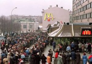 اولین شعبه مک‌دونالد در اتحاد جماهیر شوروی افتتاح شد؛ بهمن ۶۸