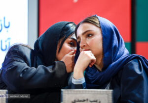 تصاویر | قاب‌هایی جالب توجه از فوتوکال و نشست خبری فیلم بیلبورد در چهل‌وچهارمین جشنواره فیلم فجر