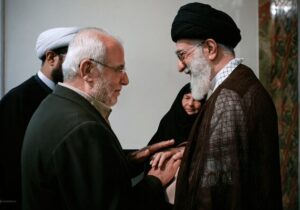 تصاویر پدر و مادر شهید نصرالله در کنار رهبر انقلاب