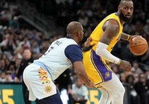 ببینید | دست دادن خاص لبران جیمز با بازیکنان لیکرز