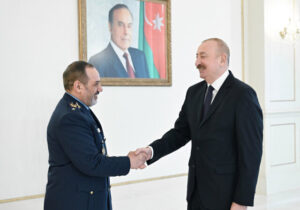 همزمان با آغاز مذاکرات؛ خبرگزاری رسمی باکو با انتشار تصاویری از نشستی میان علی‌اف با وزیر دفاع ایران خبر داد