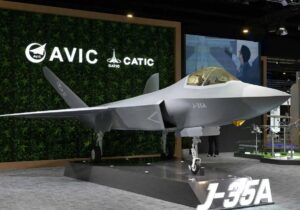 رقیب F۳۵ به پرواز درآمد