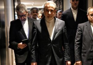 ببینید | اولین تصاویر از خروج عراقچی از هتل به سمت فرودگاه برای ترک عمان