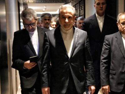 ببینید | اولین تصاویر از خروج عراقچی از هتل به سمت فرودگاه برای ترک عمان