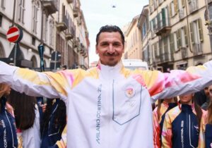 عکس | مشعل المپیک زمستانی در دست زلاتان