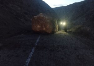 رانش زمین در محور اردل – دوازده امام/ مسیر مسدود است!