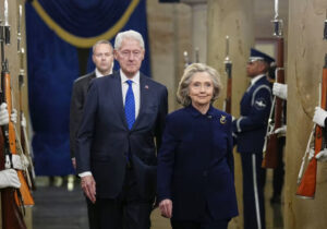 کلینتون: آماده شهادت علنی هستم / این حقیقت‌یابی نیست؛ سیاست‌بازی محض است