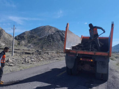 اجرای عملیات لکه‌گیری و بهسازی مسیر در محور میناب ـ بشاگرد