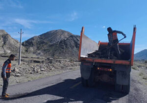 اجرای عملیات لکه‌گیری و بهسازی مسیر در محور میناب ـ بشاگرد