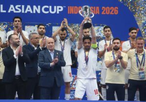 ببینید | لحظه بالا بردن جام قهرمانی فوتسال آسیا توسط حسین طیبی