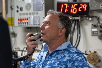 ویتکاف از ناو آبراهام لینکلن: با خلبانی که پهپاد ایران را سرنگون کرد دیدار کردم، عزم آمریکایی این‌گونه است + تصاویر